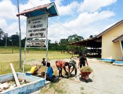 Ciptakan Lingkungan Bersih Satgas Yonif 122/TS Pos Scofrolama Ajak Masyarakat Melaksanakan Karya Bhakti