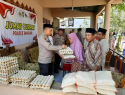 Jumat Curhat di Pa’bentengang, Polres Takalar Berbagi Sembako untuk Warga Kurang Mampu