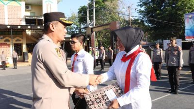 Kapolres Takalar Kembali Beri Reward Bagi Empat Orang Anggota Berprestasi