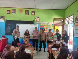 Wujud Peduli Literasi, Polsek Mapsu Serahkan Puluhan Buku Bacaan ke SDN No.138 Inpres Mangngulabbe