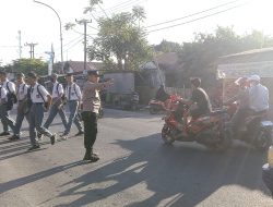 Commander Wish Pagi Polsek Galsel Bantu Pelajar Nyeberang Jalan