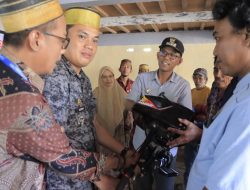 Pj. Bupati Takalar Serahkan Bantuan Sarana dan Prasarana Budidaya Rumput Laut kepada Masyarakat Marbo
