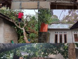 Polsek Kelapa Bantu Evakuasi Rumah Warga yang Tekena Bencana Angin Kencang