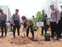 Lestarikan Lingkungan Melalui Program 10 Juta Pohon Bersama Polda Sulsel