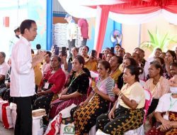 Presiden Jokowi Cek Stok Beras dan Bagikan Bantuan Pangan CBP di Kabupaten Nagekeo