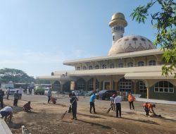 Iksan Iskandar Melakukan Kerja Bakti di Halaman Masjid Agung Jeneponto