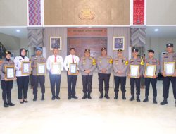 Kapolda SulSel Beri Penghargaan Personil yang Berprestasi dalam Tugas dan Giat Kepolisian