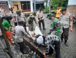 TNI-POLRI dan Pemkab Takalar Bersihkan Pasar Tradisional Pattallassang