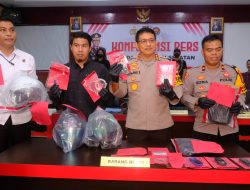 Kabidhumas Polda Sulsel Gelar Konferensi Pers Penangkapan Pembobol ATM Lintas Provinsi, Modus Call Center Palsu
