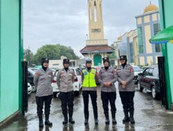 Ciptakan Suasana yang Aman dan Nyaman Saat Beribadah, Polwan Polres Takalar Atur Lalin dan PAM Sholat Jumat