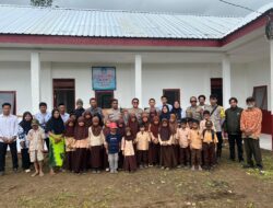 Beri Bantuan Alat Sekolah, Kabagdalpers Polda Sulsel : Yang Minat Masuk Polisi Silahkan Daftar