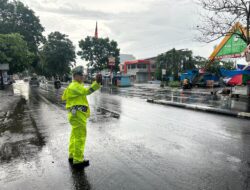 Hujan Tidak Menyurutkan Semangat Personel Sat Lantas Polres Takalar Lakukan Pengaturan Pagi