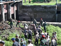 Kodim 0726/Sukoharjo dan Polres Sukoharjo Gelar Bersih-bersih Sungai Siluwur di Tegalsari, Kec. Weru