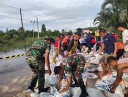 Anggota Koramil 1012-10/Dusun Selatan Sigap Bantu Gotong-Royong Timbun Jalan