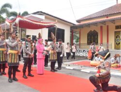 Kunker di Polres Bulukumba Kapolda Sulsel Disambut Angngaru Oleh Polwan.