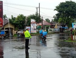 Meski Hujan Turun, Personel Sat Lantas Polres Takalar Tetap Semangat Pengaturan Pagi