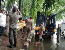 Penertiban Alat Peraga Kampanye di Cengkareng, Sebanyak 204 APK Ditertibkan