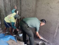 Dengan Semangat Gotong-royong Babinsa Bantu Renovasi Rumah Warga