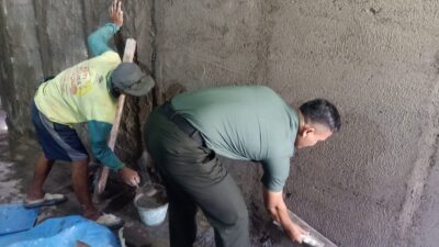 Dengan Semangat Gotong-royong Babinsa Bantu Renovasi Rumah Warga