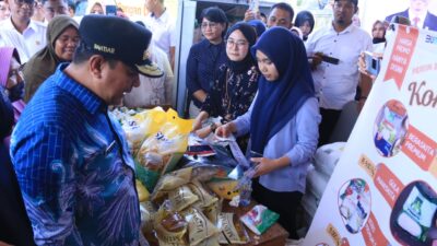 Cegah Inflasi, Pj. Gubernur bersama Pj. Bupati Takalar Tinjau Kegiatan Pasar Murah