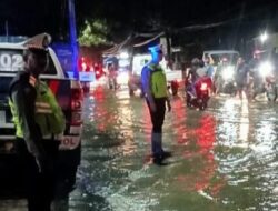 Personel Sat Lantas dan Sat Samapta Polres Takalar Atur Lalu Lintas di Jalan yang Tergenang Banjir