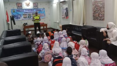 Polisi Sahabat Anak, Satlantas Jakarta Barat Beri Pengenalan Sosok Polisi Humanis Sejak Dini