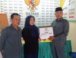 BAZNAS Sambas Serahkan Bantuan Pendidikan Pada Mahasiswi Asal Tebas