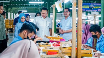 Kunjungi Pabrik Bulu Mata di Purbalingga, Ketua MPR RI Bamsoet Siap Berikan Beasiswa di Universitas Perwira Purbalingga (UNPERBA)