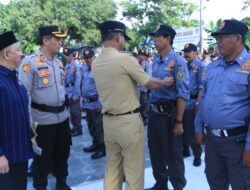Pj. Bupati Takalar Pimpin Apel Akbar sekaligus membuka Bimtek Satlinmas sebagai Petugas TPS pada Pemilu 2024