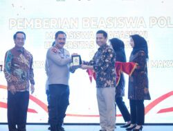 Pemberian Beasiswa kepada Mahasiswa Oleh Wakapolri