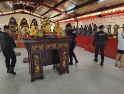 Polsek Metro  Bersama Gegana Sterilisasi Vihara Jelang Perayaan Tahun Baru Imlek 2024