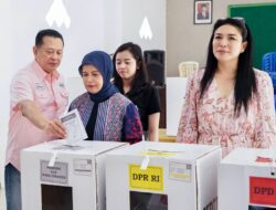 Ketua MPR RI Bamsoet dan Keluarga Gunakan Hak Pilihnya di TPS 12 Purbalingga