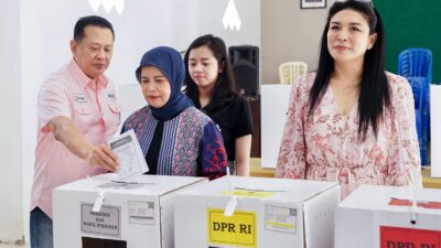 Ketua MPR RI Bamsoet dan Keluarga Gunakan Hak Pilihnya di TPS 12 Purbalingga