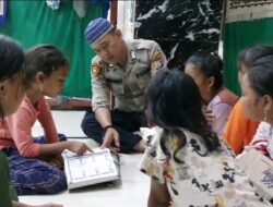 Dua personel Polres Pelabuhan, Meluangkan Waktu Mengajar Anak Pulau Ngaji