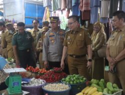 Waka Polres Wajo Melakukan Pengecekan dan Peninjuan Gerakan Pangan Murah Yang Digelar Bulog