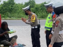 Kasat Lantas Bersama Personil Polres Batu Bara Melakukan Kegiatan Jumat Sedekah