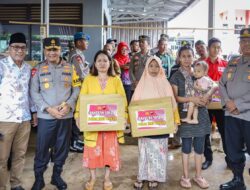 Kapolda Jawa Tengah Mengunjungi Korban Banjir di Pekalongan dan Memberikan Bantuan Sembako