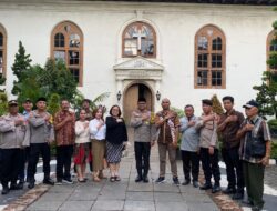 Wujud Toleransi, Umat Nasrani Di Tamansari Jakarta barat Bagikan Makanan Takjil Buka Puasa