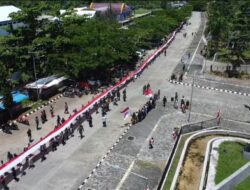 Satgas Pamtas RI-PNG Yonif 122/TS Menggelar Pengibaran Bendera Merah Putih Panjang di Perbatasan RI-PNG