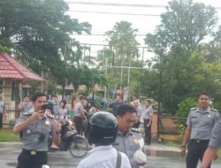 Meningkatkan Rasa Peduli Pada Pengendara,Imigrasi Sambas Berbagi Takjil.