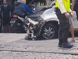 2 Kendaraan Roda Empat (MOBIL) Tertabrak Kereta Api Di Bekasi