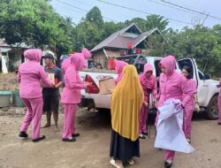 Polisi Bantu Bersihkan Rumah Warga,Tak Ketinggalan, Bhayangkari juga Bagi Bantuan