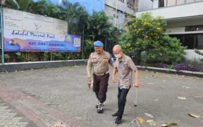 Aksi Polisi Ditamansari Gandeng Lansia Yang Hendak Beribadah Kenaikan Yesus Kristus