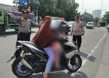 Tanggapi Aduan Masyarakat Maraknya Pelanggaran Lalin Di Tl Kelapa Dua, Polsek Kebon Jeruk Tempatkan Personel