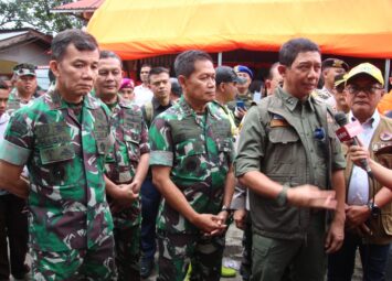 Tinjau Nagari Lima Kaum, Pangdam I/BB Serahkan Bantuan Kemanusiaan 