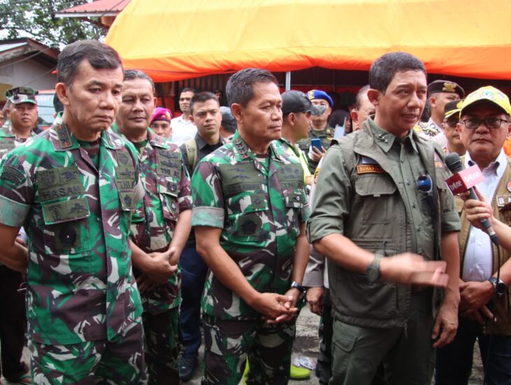 Tinjau Nagari Lima Kaum, Pangdam I/BB Serahkan Bantuan Kemanusiaan 