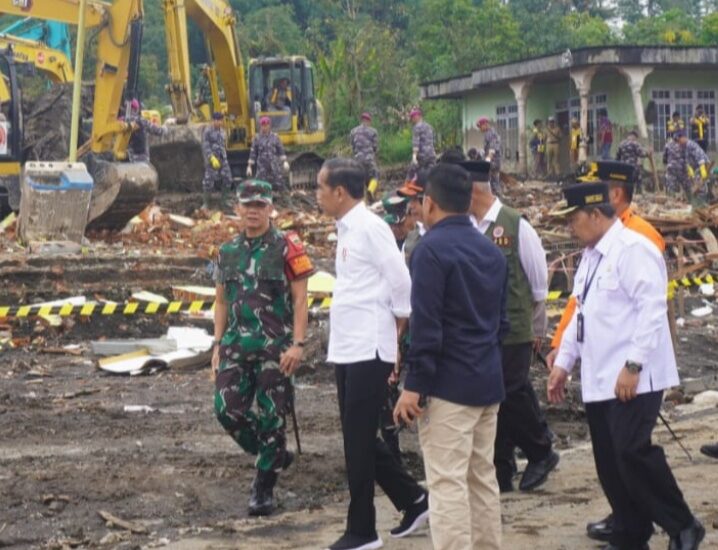 Pangdam I/BB Sambut dan Dampingi Presiden Jokowi Tinjau Lokasi Bencana Sumbar