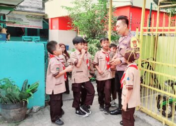 Aiptu Agus Riyanto Dorong Pelajar SDN 06 Srengseng Aktif dalam Kegiatan Positif