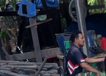 Diduga oknum TNI merampas buah kelapa sawit dari beberapa petani sambil membawa Laras panjang