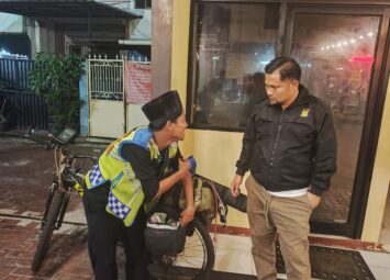 Kanit Reskrim Polsek Tambora Bantu Warga Karawang yang Sedang Kesulitan